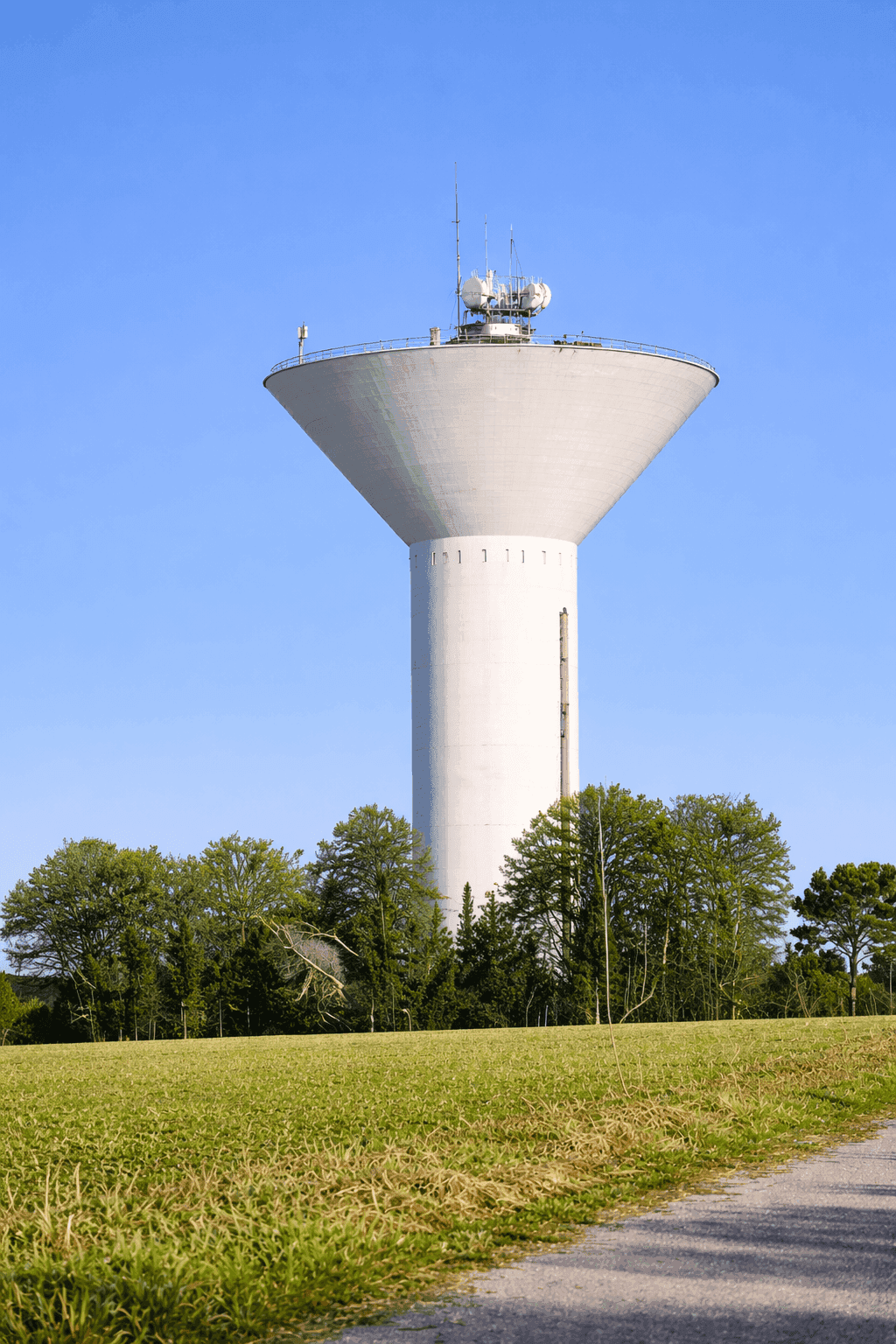 Château d'eau normand en pleine campagne, équipé du pilotage Flex'eau